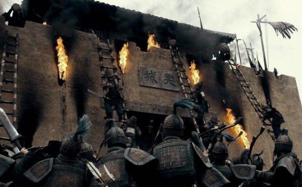 古人攻城梯子為何沒人去推，反倒費力搬石頭砸？士兵：就你聰明