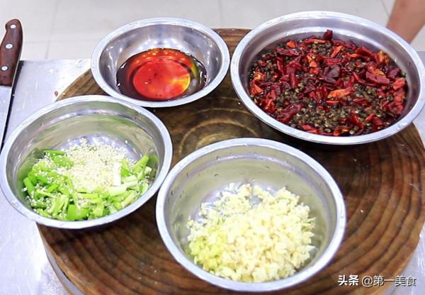 麻辣雞丁很多人第一步就做錯了，難怪不夠酥，廚師長教你秘製做法