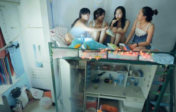 大學生宿舍掛“遮羞布”保護隱私，學校卻禁止，一塊布為啥有爭議