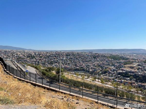 這個手勢可能帶有攻擊，面對惡意歧視和刻板印象，如何做到體面？