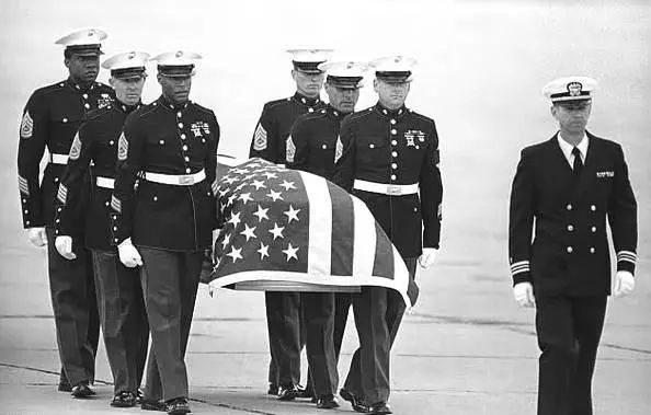 一名美國緝毒警察的屍檢報告：毒販用螺絲刀，鑽穿了他的頭顱