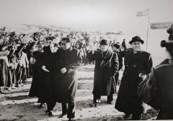 周總理訪朝時送給他們一斤大蘿蔔，周總理逝世後，金日成哭紅了眼