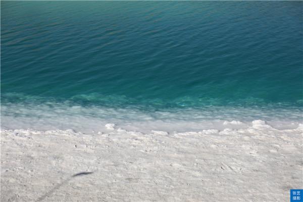 青海翡翠湖，人工採鹽幾十年挖出幾百個水坑，宛若寶石落入人間