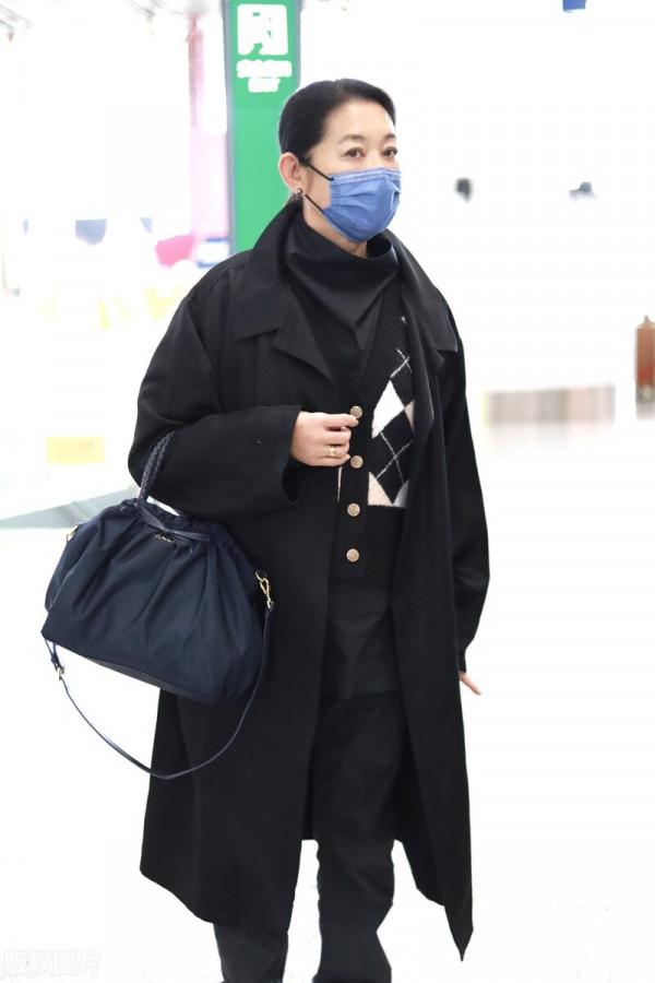 62歲倪萍越來越高調，格紋針織衫疊穿很洋氣，不愧是“央視一姐”