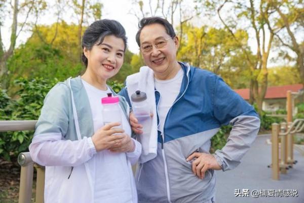 65歲阿姨與69歲大叔搭夥3年，無意聽到他與兒子對話，讓她心涼透