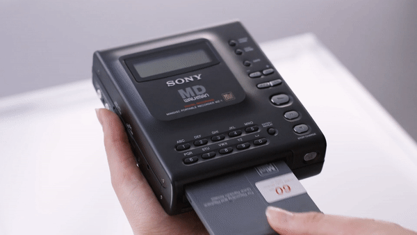 當中年人買了 AirPods，讓我勾起很多回憶