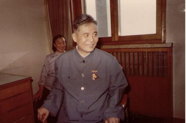 1964年重要會議上張愛萍離開，周總理要求檢查其口袋：保密無小事