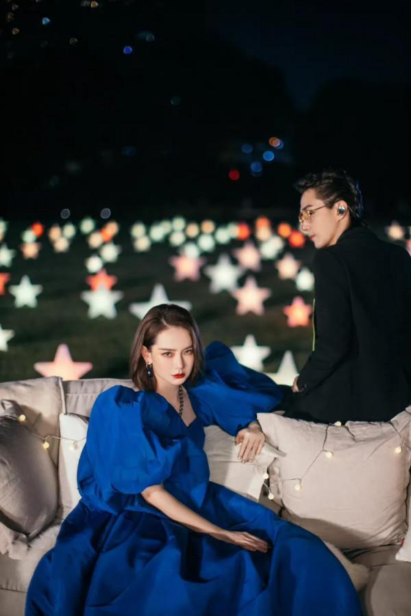 戚薇李承鉉中秋之夜獻唱《我要你》溢位螢幕的幸福 戚薇李承鉉中秋之夜獻唱《我要你》溢位螢幕的幸福