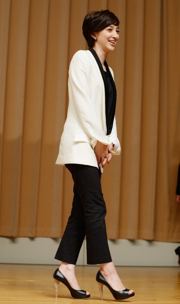 38歲政界王子娶日本第一美人,因首相選舉只得一票,急於變老 38歲政界王子娶日本第一美人,因首相選舉只得一票,急於變老