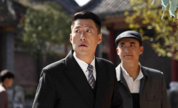 兩人因戲生情，婚後6年生3胎，丈夫片約不斷，被稱&OpenCurlyDoubleQuote;螢幕硬漢&rdquo;