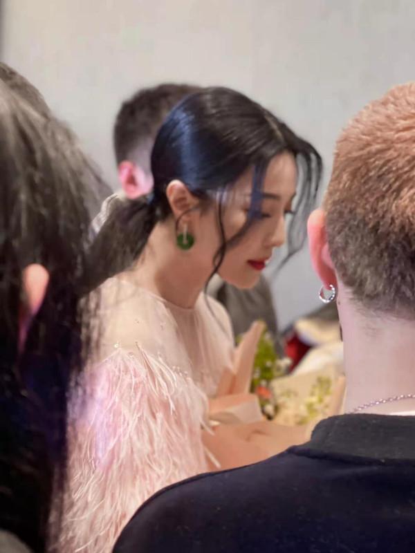 范冰冰高調出席活動成人氣王！穿粉色羽毛裙明豔四射，新造型封神