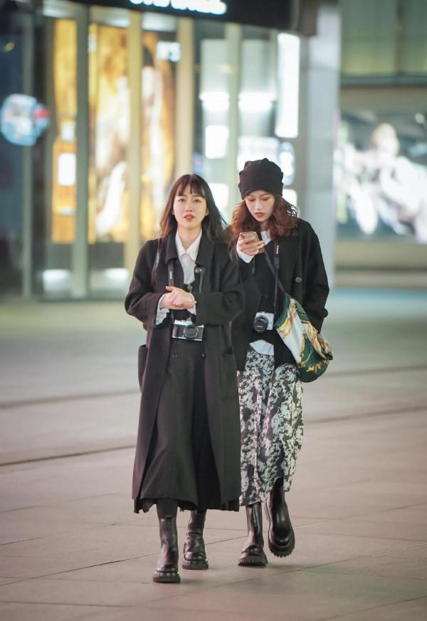 看街拍 學穿搭:12組高顏值閨蜜秋冬穿搭示範 看街拍 學穿搭:12組高顏值閨蜜秋冬穿搭示範