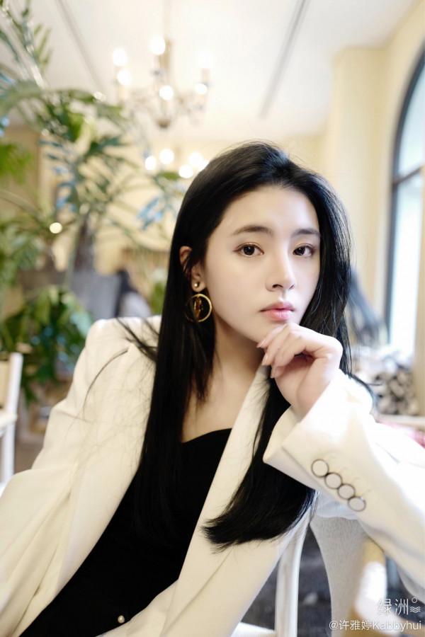 和郭富城傳過緋聞，演過《美人魚》，她還是陳鈺琪版《倚天》小昭