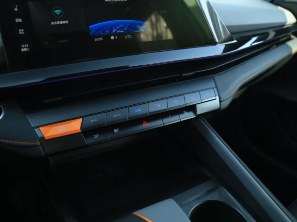 大尾翼+真排氣，年輕人專屬的運動家轎，10萬出頭就能買