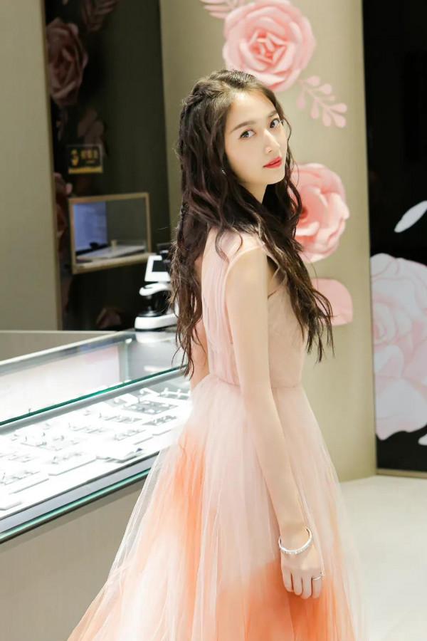 陳鈺琪裙裝簡約而不簡單，優雅又不失氣場，傾國又傾城