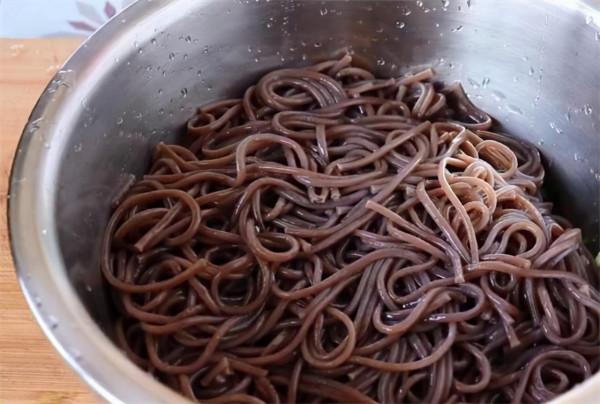 飯店的酸辣蕨根粉為何那麼好吃？教你正確做法，酸爽開胃又好吃