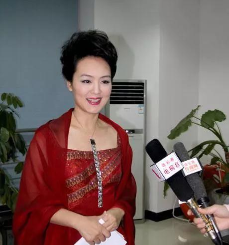 央視主持人孫小梅：曾經被萬人追捧，事業巔峰卻隱退幕後