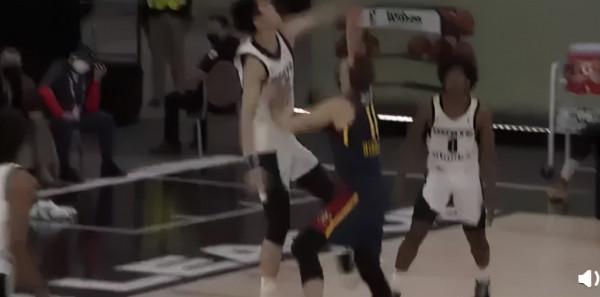 又扣又帽！11分鐘8分！曾凡博終於炸了！NBA球探都在誇他
