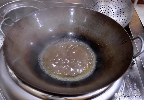 紅燒獅子頭的正確做法，調肉餡是關鍵，軟爛入味，一盤都不夠吃