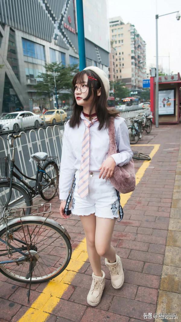 襯衫、短褲是常見的單品，冬天這樣搭配，時髦洋氣充滿青春活力
