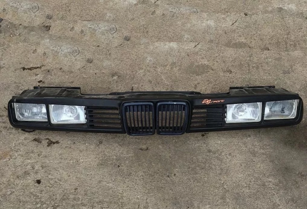 方燈的寶馬E30見過嗎？老3系低趴姿態改裝