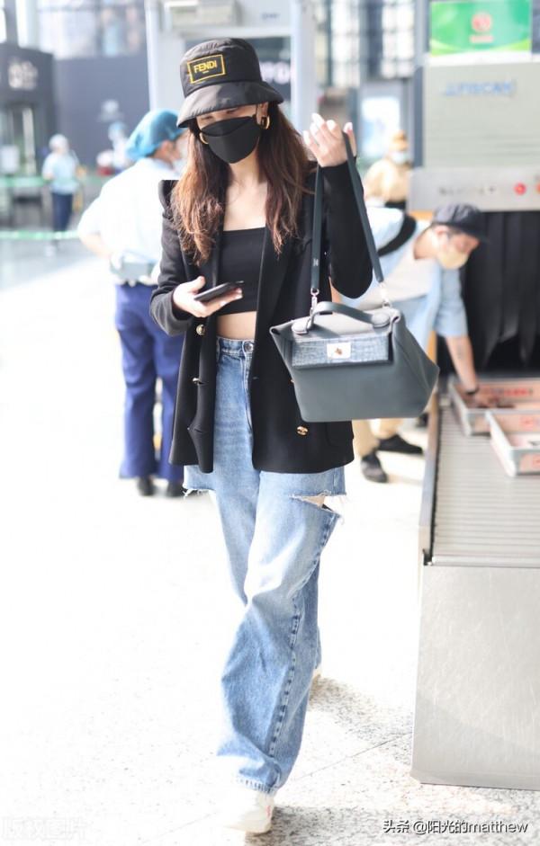 街拍：鄭希怡頭戴漁夫帽，穿西裝外套前衛時髦