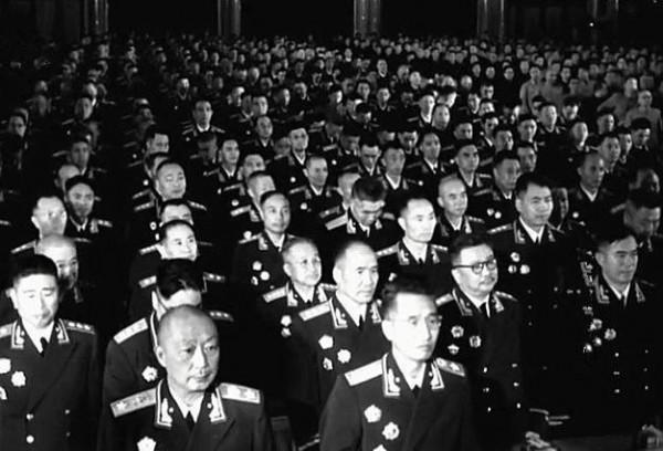 1955年，3000名老紅軍無法被授予軍銜，毛主席：一律授予少校軍銜
