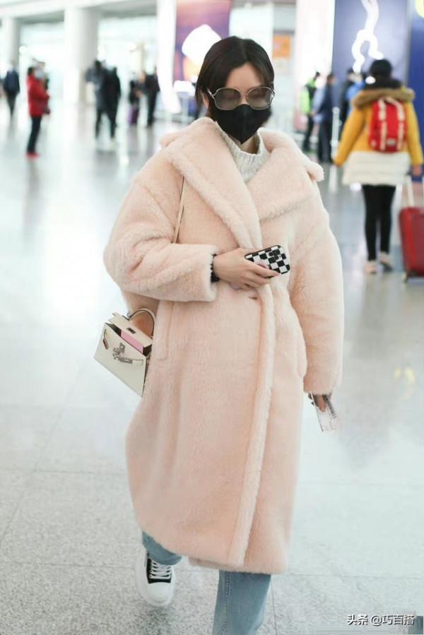 毛曉彤穿衣真有風格，不經意的減齡讓她美成大學生，太值得學習了