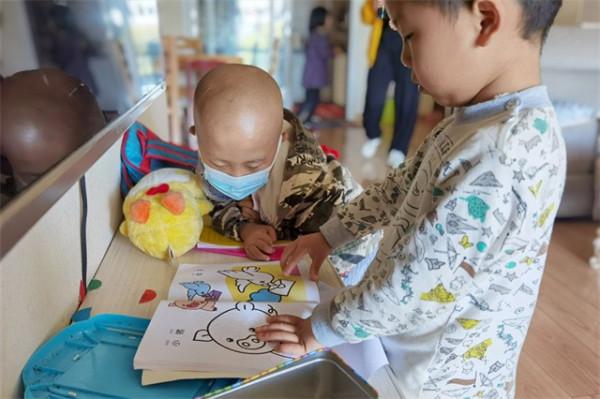 湖南女子經4次人工試管，終於產下雙胞胎，不料3年後生活陷入絕境