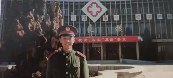 這名基層軍醫，我想說他了不起