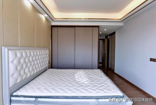 148㎡的現代輕奢風，客餐廳一體化，設計通用吊頂，空間寬敞明亮