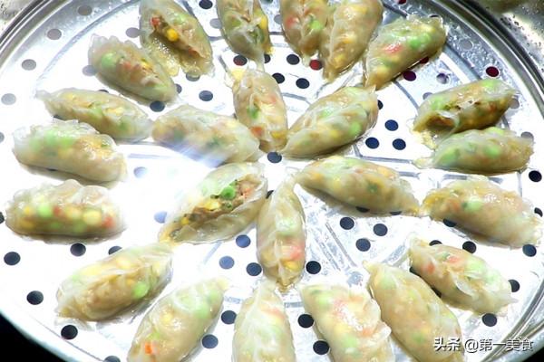 水晶蝦餃家常做法，做餃子皮不用擀麵杖，只需一把菜刀，皮薄如紙