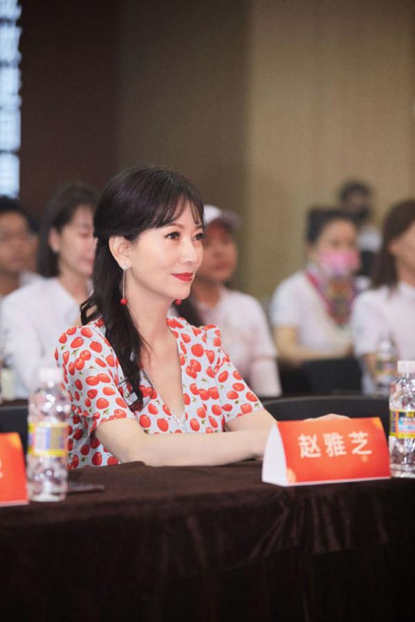 65歲趙雅芝有一顆不老的心！最新活動穿櫻桃裙甜美溫柔，狀態超好