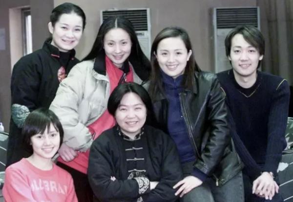 朱媛媛：32歲嫁13年初戀，47歲還是娛樂圈的一股清流