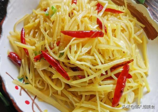 炒土豆絲，記住“兩個竅門”，炒好後又脆又香，教您正確做法