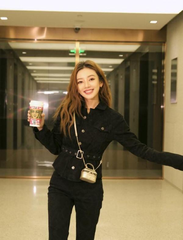 於正力捧5年都不火，有顏有身材的何瑞賢，基礎款也能穿得很驚豔