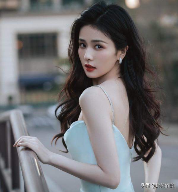 白鹿一身白色長裙搭配一頭飄逸的長髮，青春靚麗讓人心動