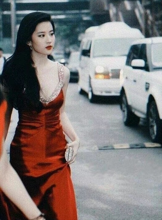 女明星的驚豔瞬間：劉亦菲猶如落入凡間的仙女，熱巴好清純