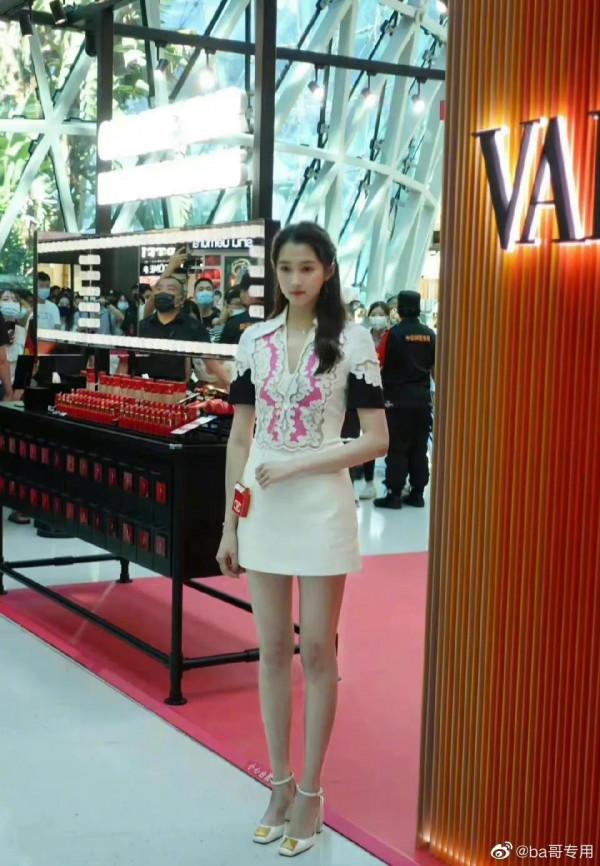 關曉彤和古力娜扎參加線下美妝活動，來看美女