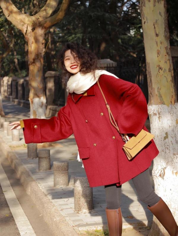 聖誕節“穿紅不穿綠”，這5款外套正受寵，輕鬆穿出時髦好氣質