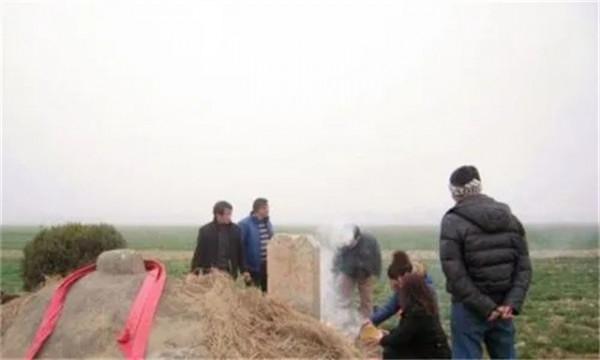 2018年，湖北農民家中祖墳被盜，警察趕來後，村民憶起往事