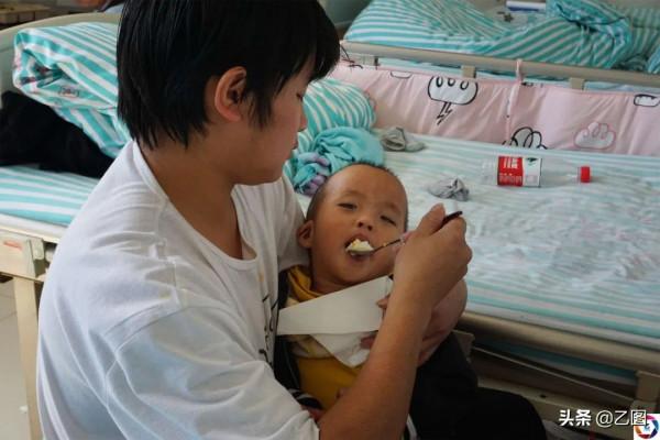 4個月男嬰身患數種疾病,嚇跑了媽媽,爸爸日夜守候只想救回他 4個月男嬰身患數種疾病,嚇跑了媽媽,爸爸日夜守候只想救回他