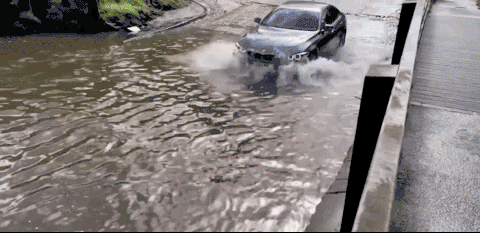 有點水就熄火，寶馬為何都是“旱鴨子”？英國小鎮口的這條路火了