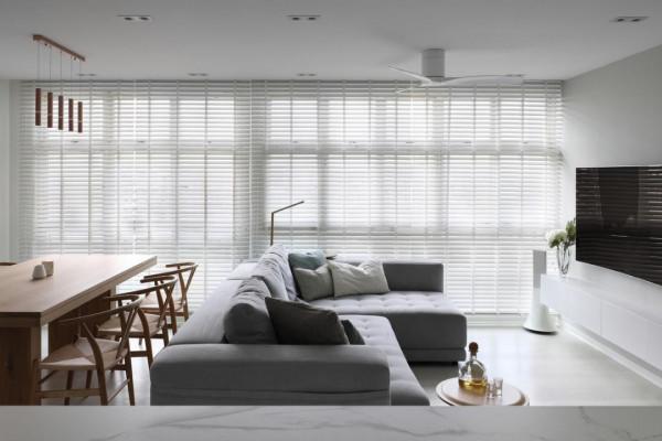 果斷選擇極簡主義風格，整套房子只塗上了白色的大牆，百看不厭