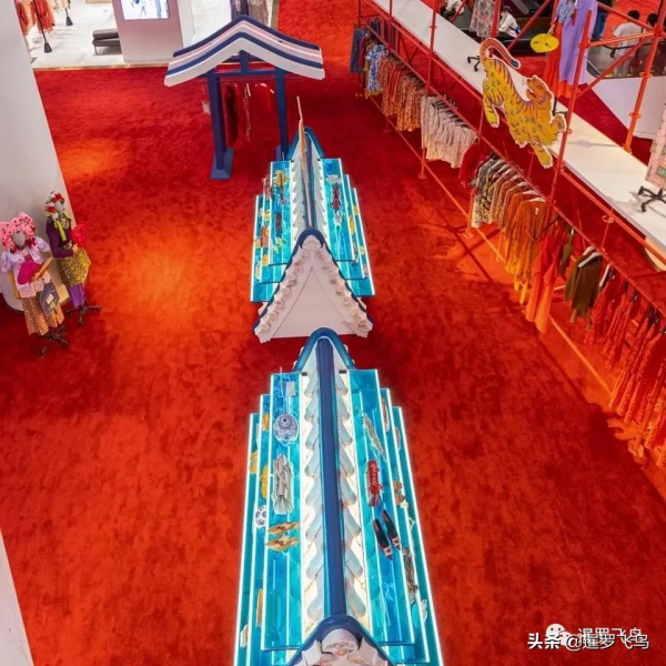 泰國年味兒特別濃，唐人街是春節大廟會，各大商場爭奇鬥豔拼裝飾