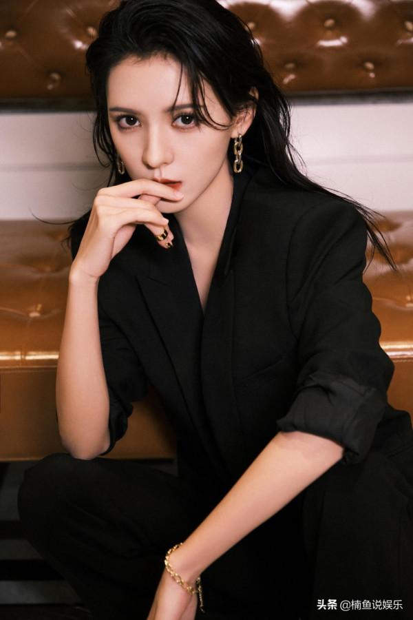 有一種女霸總叫張予曦,微卷長髮巴掌臉,西裝造型又A又颯 有一種女霸總叫張予曦,微卷長髮巴掌臉,西裝造型又A又颯