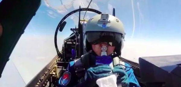 戰機飛行員的“空中餐”都有什麼？美軍掏出披薩漢堡，中國呢？