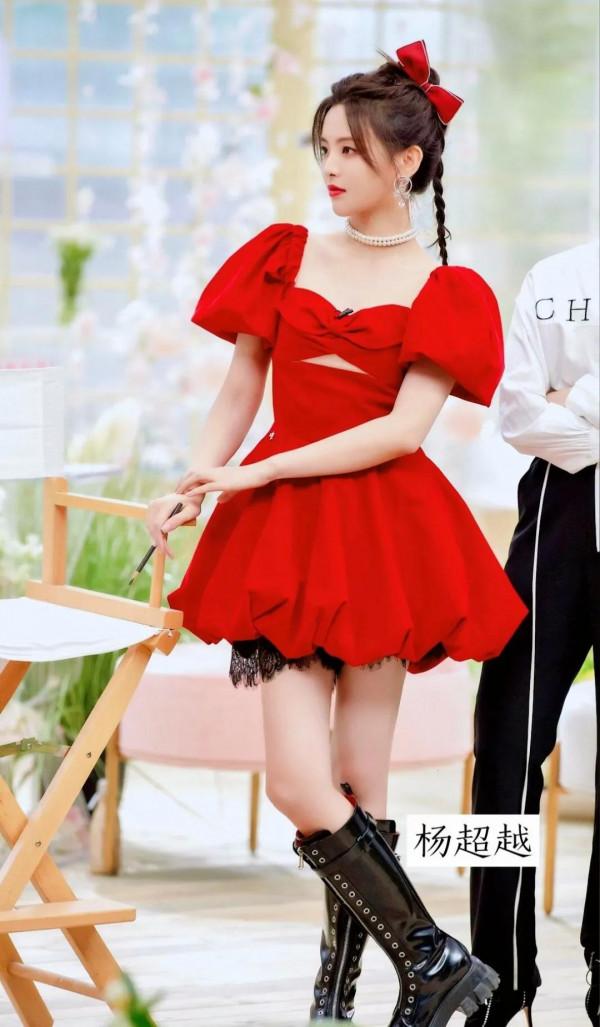 在中國有一種紅叫中國紅，女明星集體穿紅色衣服，你最看好誰？