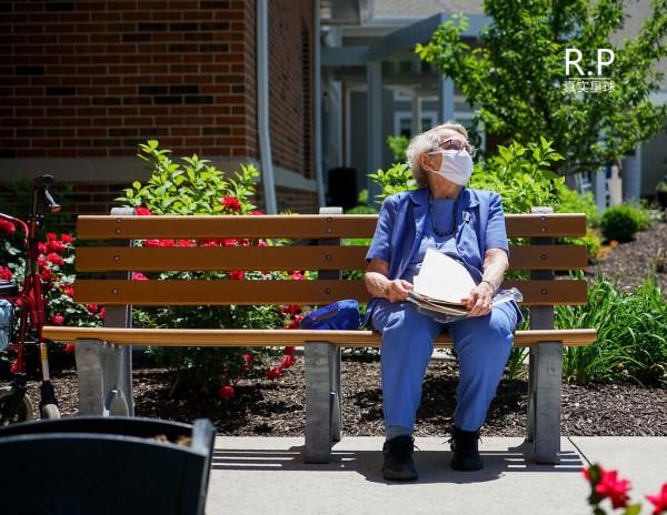 美國疫情魔幻!老年人慘被“犧牲”?80萬新冠死者,老人竟佔65萬 美國疫情魔幻!老年人慘被“犧牲”?80萬新冠死者,老人竟佔65萬