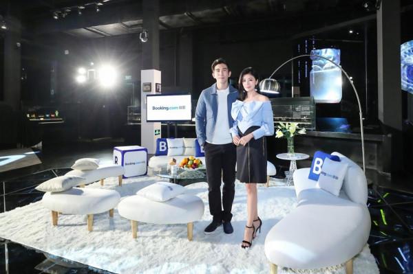 賈靜雯真的被寵成公主了,穿束腰長款風衣,比小9歲黃聖依還要美 賈靜雯真的被寵成公主了,穿束腰長款風衣,比小9歲黃聖依還要美